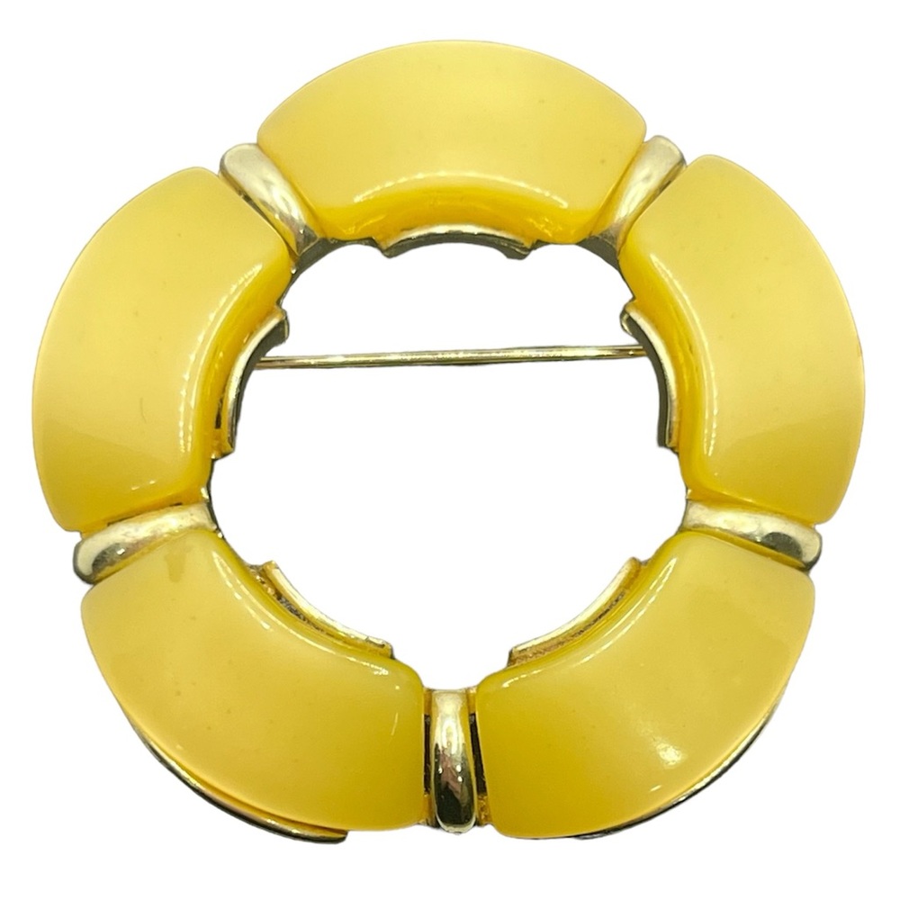 Star brand signed vintage gold tone yellow plastic round brooch pin